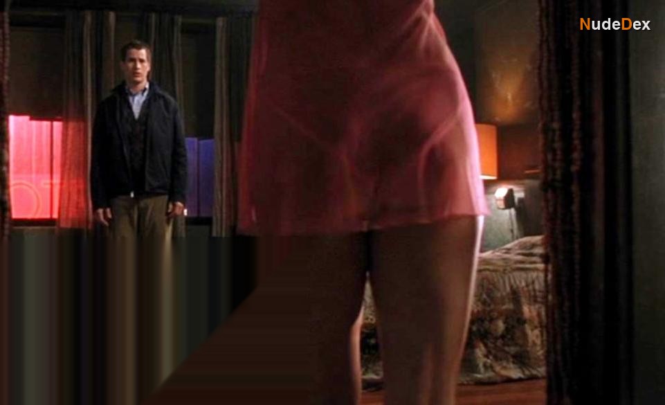 Chandra West in The Long Weekend, photo 1