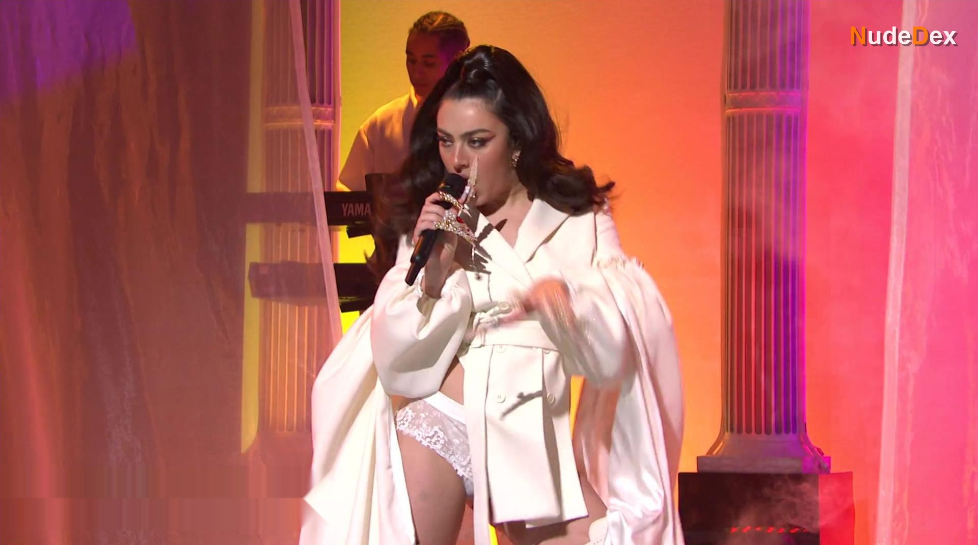 Charli Xcx in Saturday Night Live, photo 2