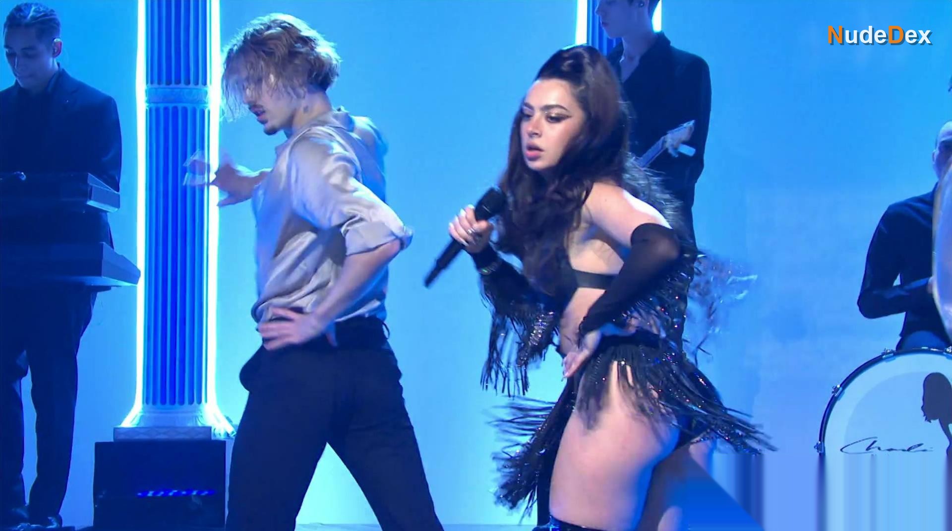 Charli Xcx in Saturday Night Live, photo 3