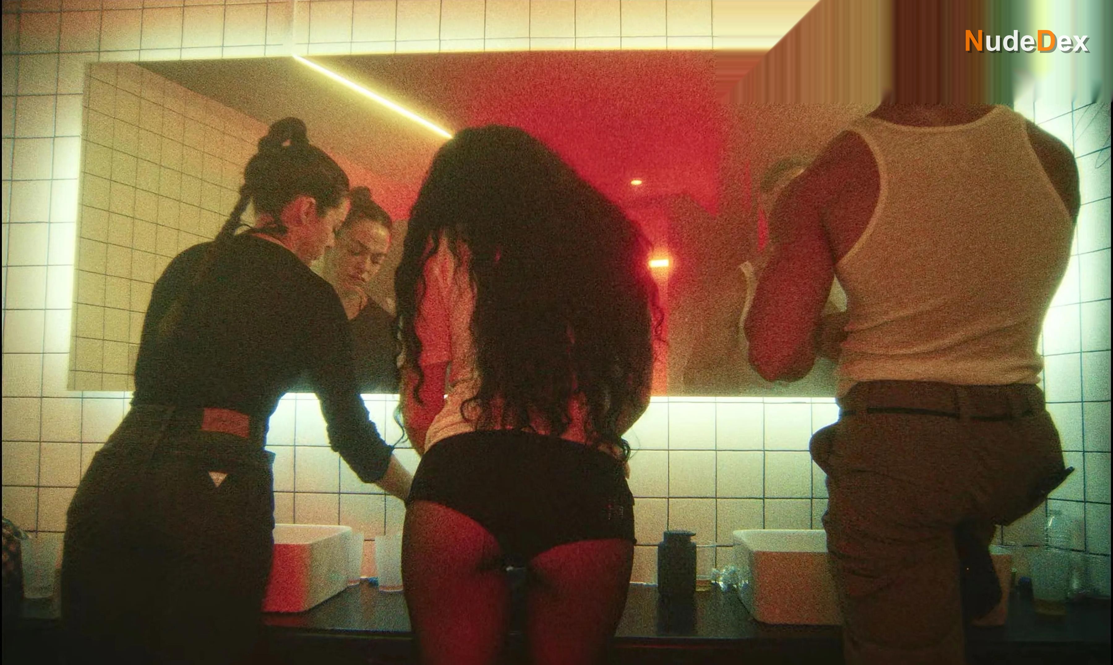 Charli Xcx in The Moment, photo 10