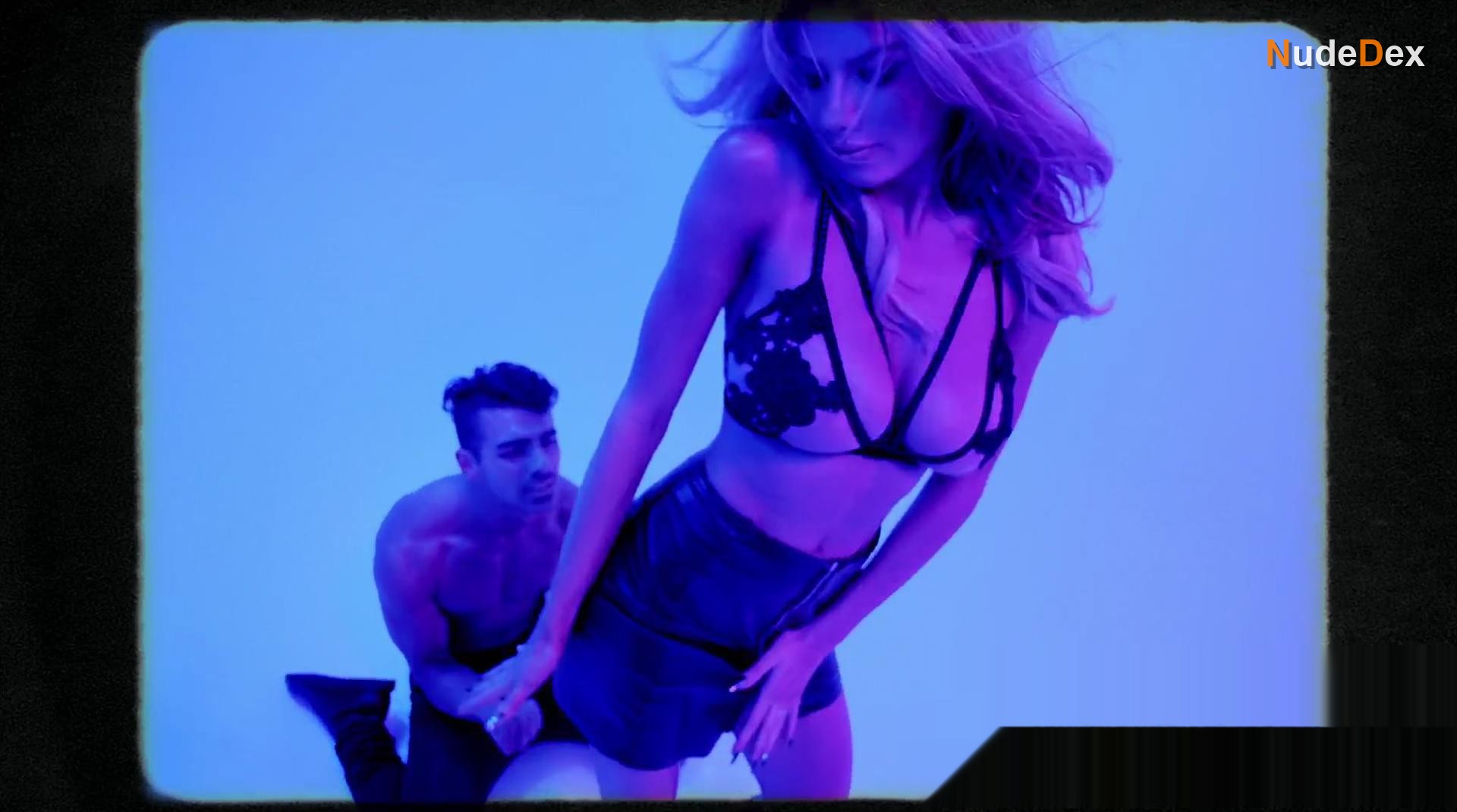Charlotte Mckinney in Body Moves, photo 2