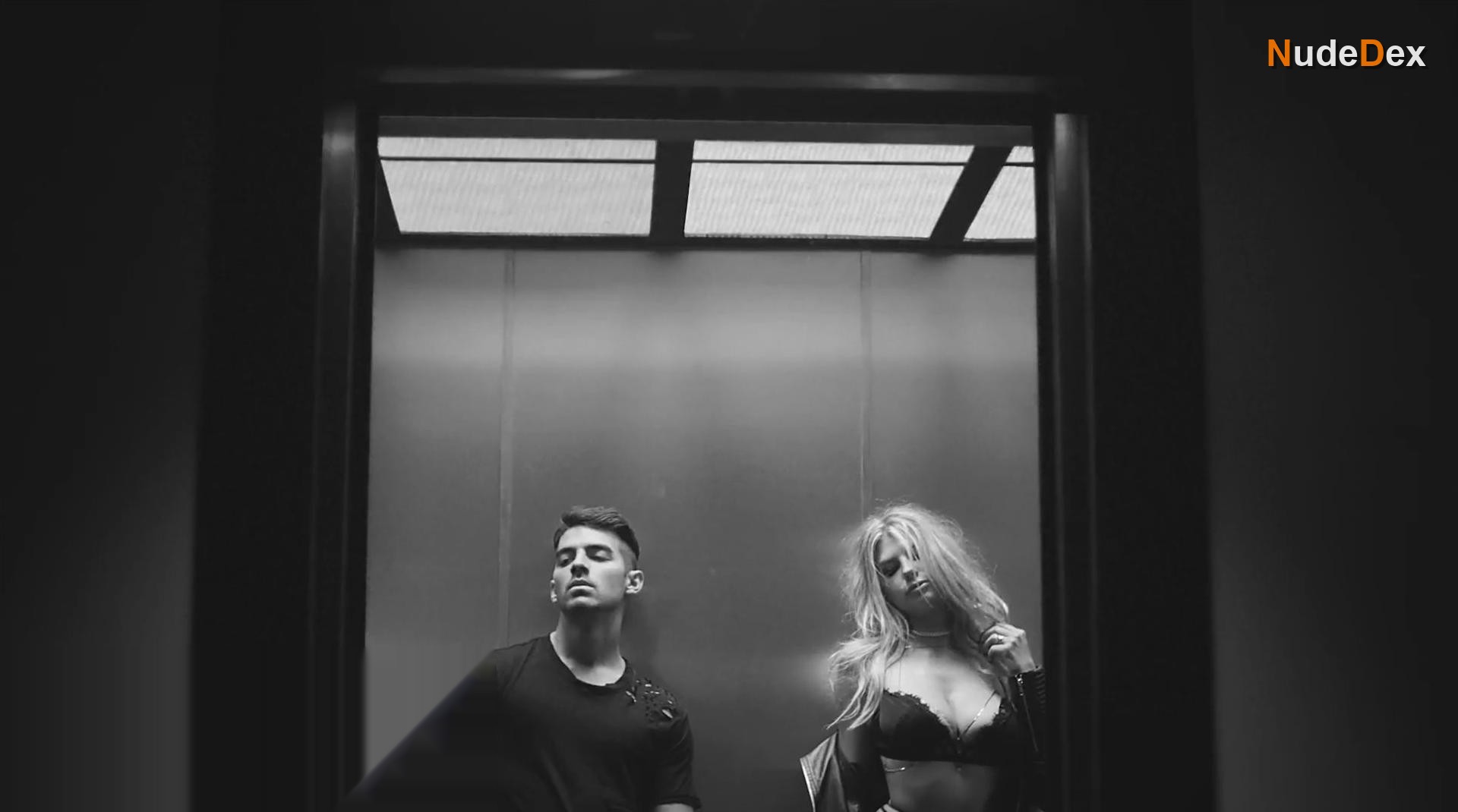 Charlotte Mckinney in Body Moves, photo 3