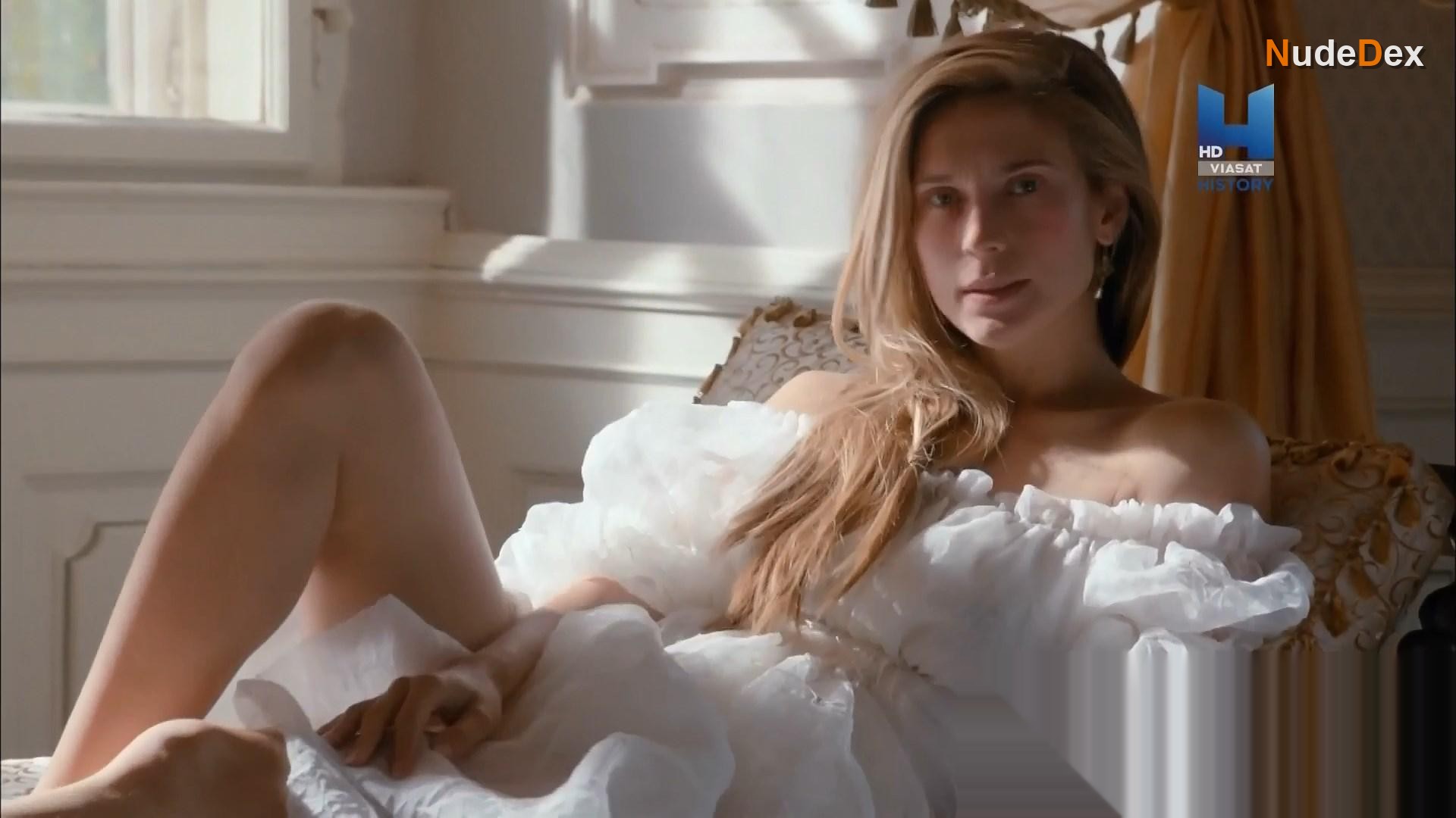 Charlotte Salt in The Musketeers, photo 4