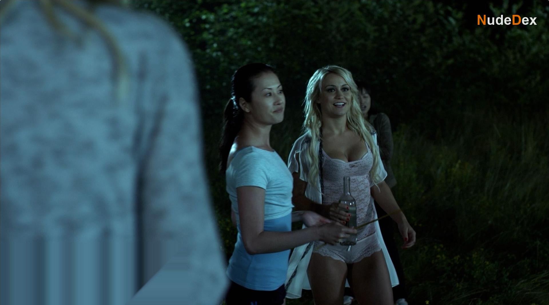 Chelsey Reist in Embrace Of The Vampire, photo 7
