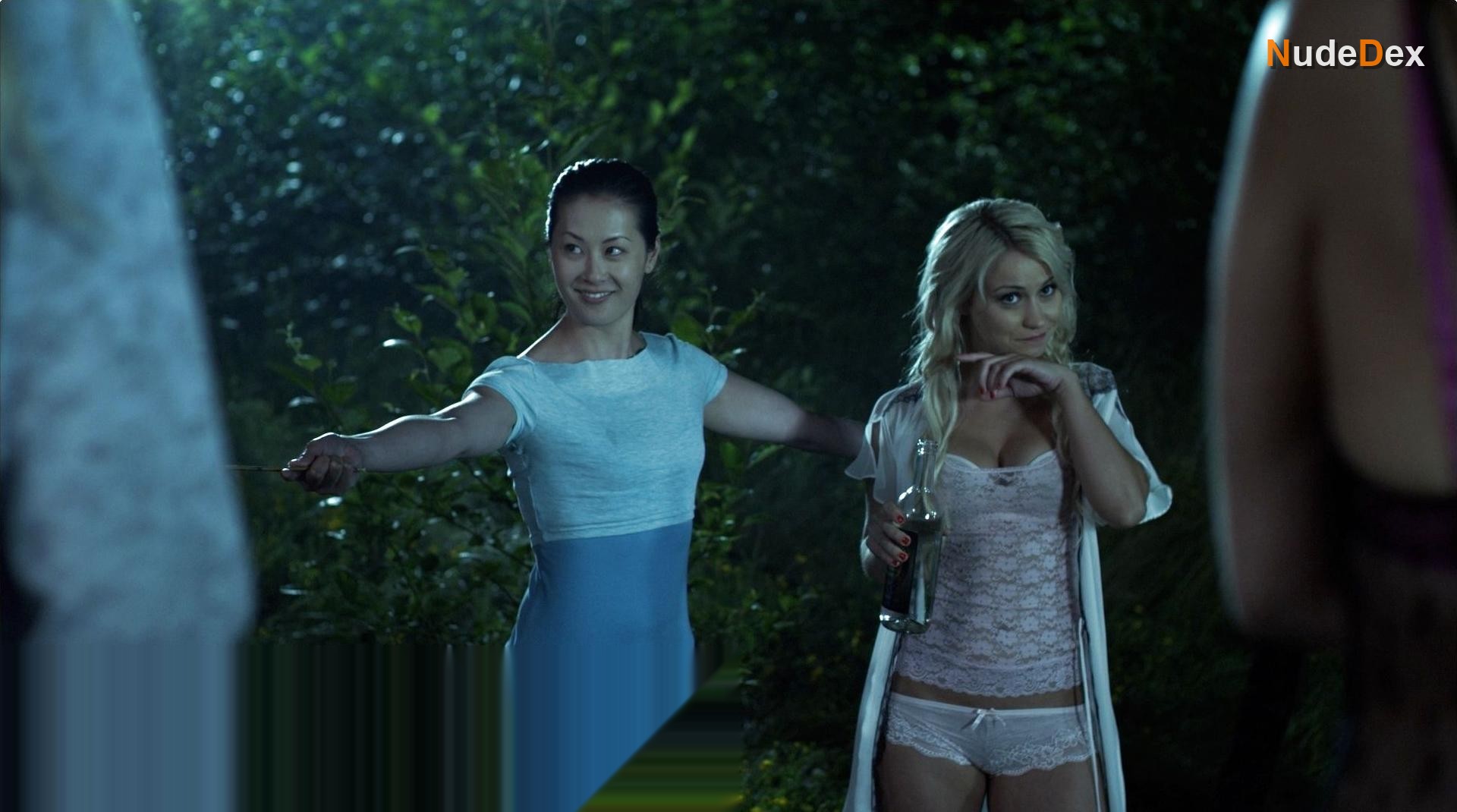 Chelsey Reist in Embrace Of The Vampire, photo 8