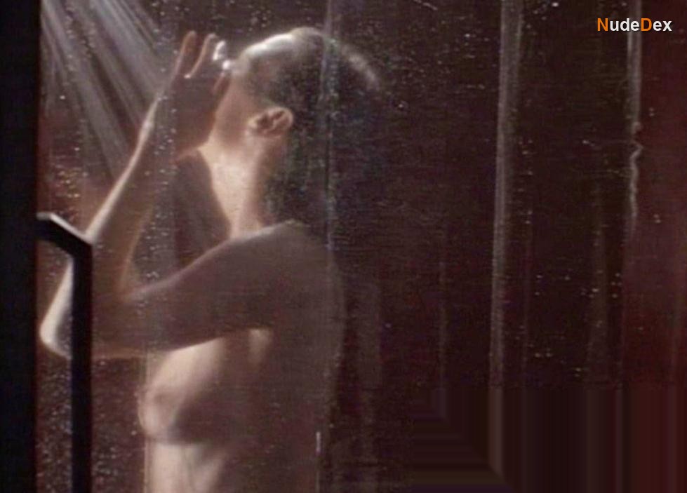 Cheryl Pollak in No Strings Attached, photo 10
