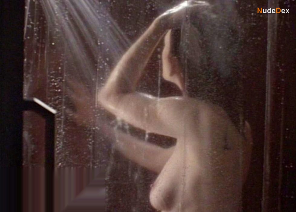 Cheryl Pollak in No Strings Attached, photo 11
