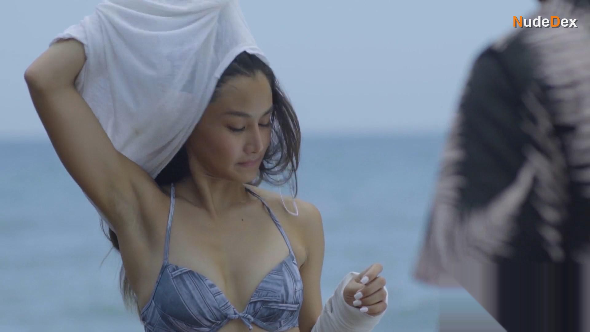 Chienna Filomeno in Allergy In Love, photo 8