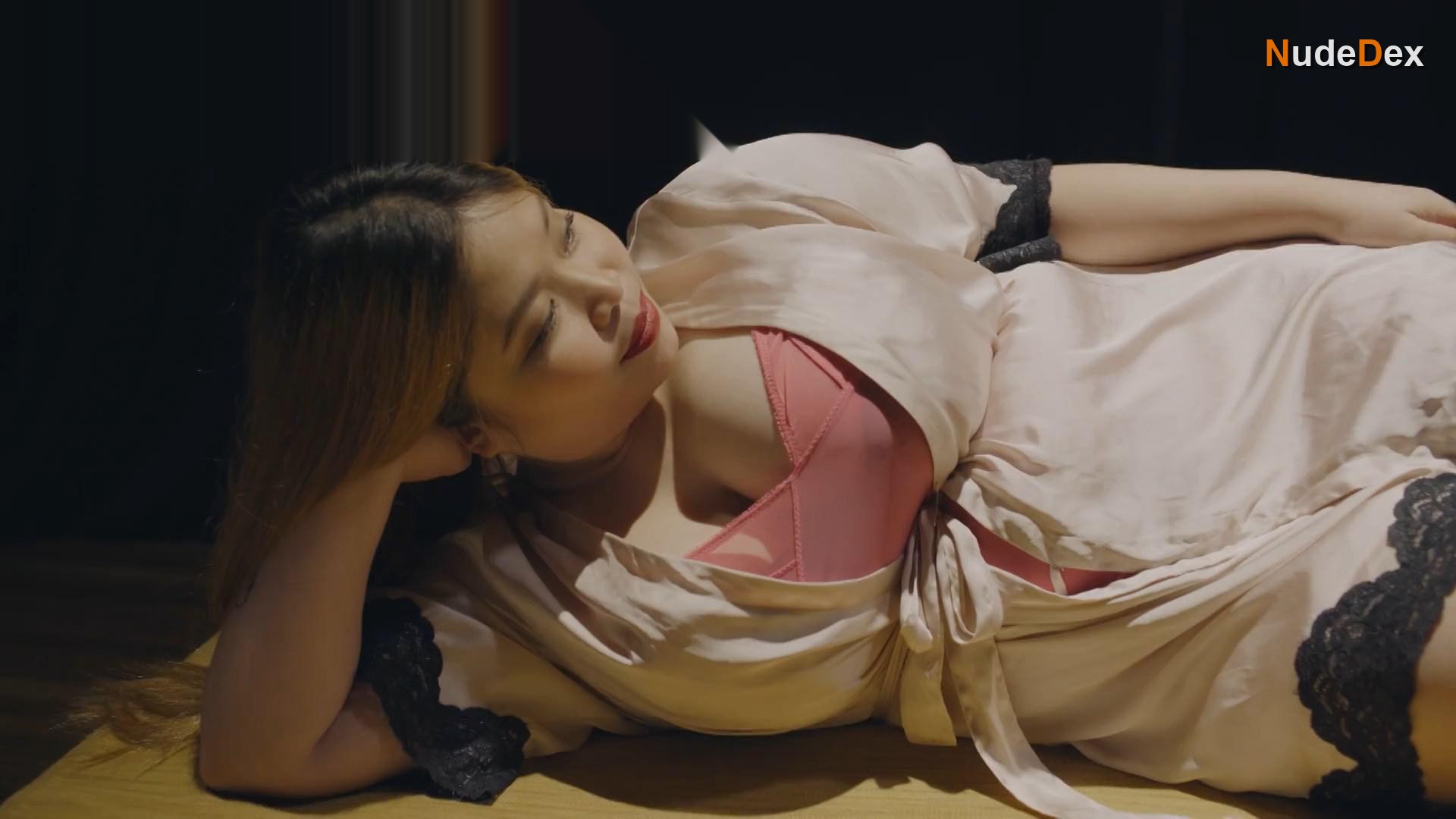 Chienna Filomeno in Allergy In Love, photo 10