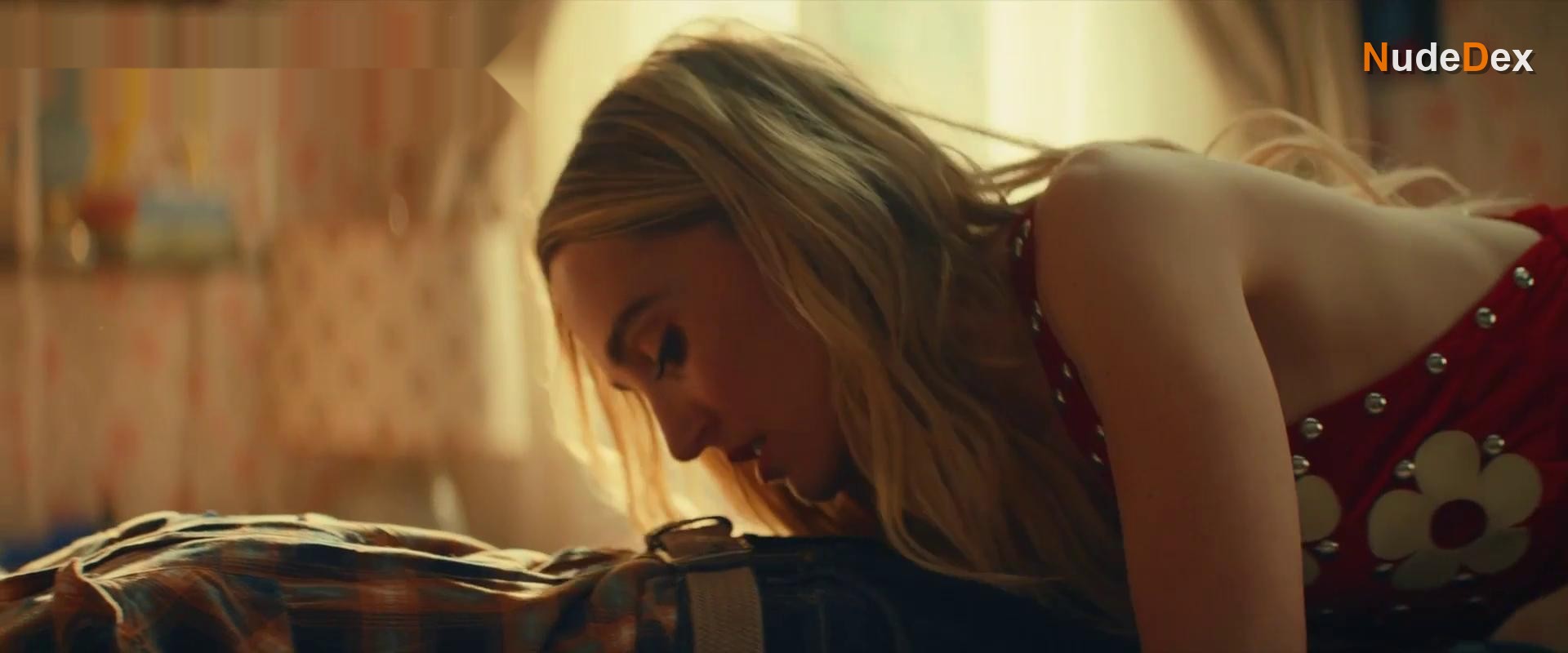 Chloe Fineman in Summer Of 69, photo 11