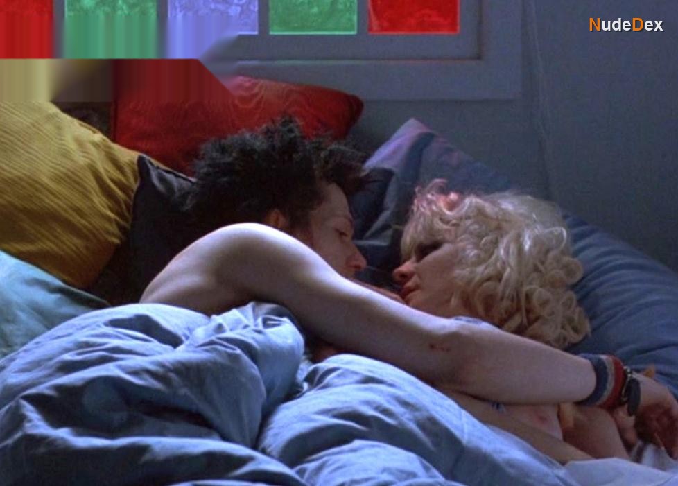 Chloe Webb in Sid And Nancy, photo 1