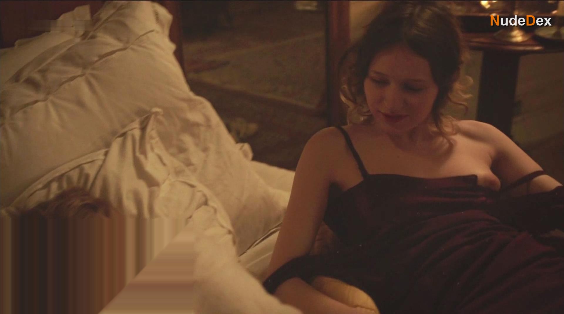 Christa Theret in Deux, photo 1