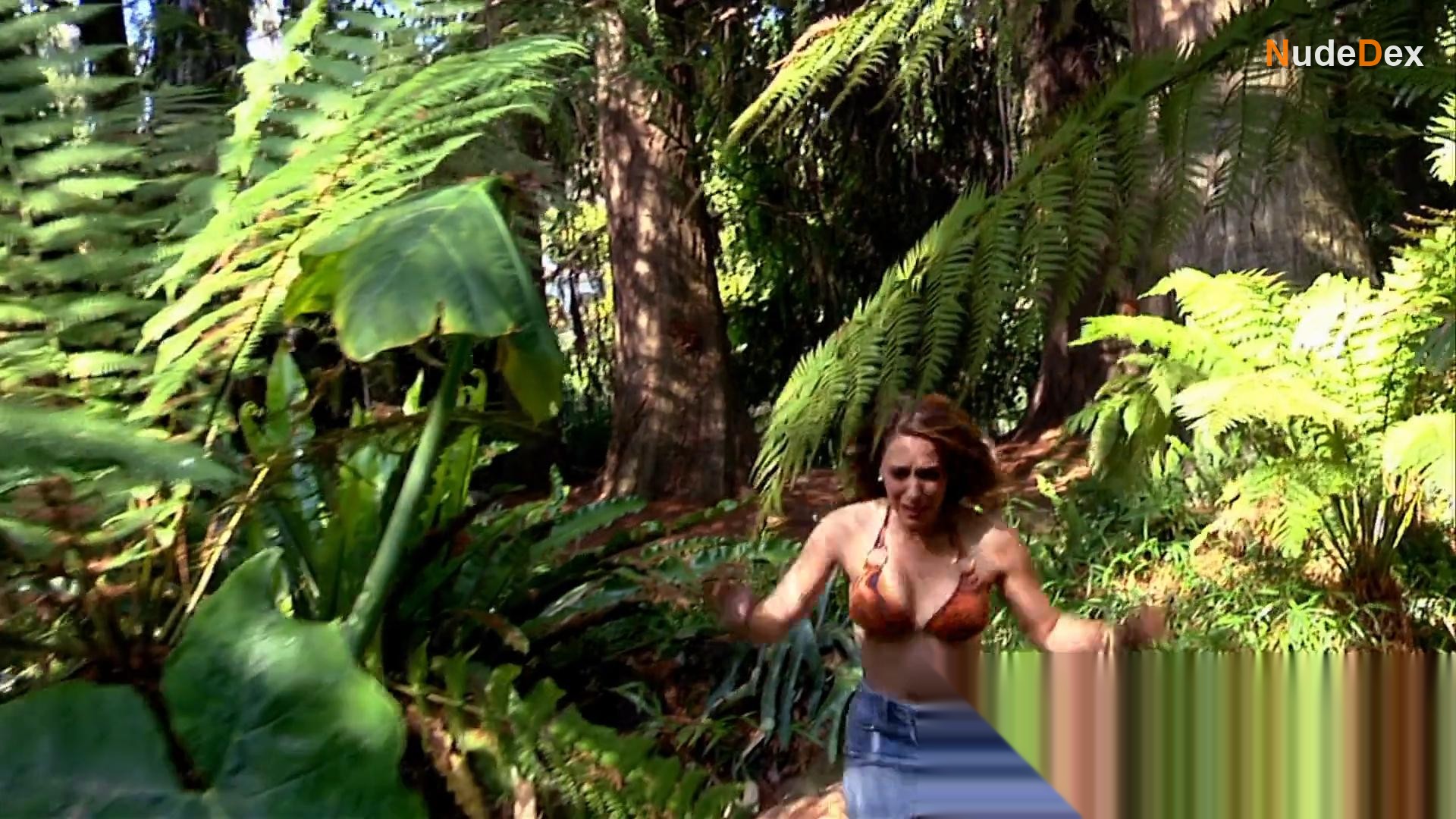 Christina Derosa in Piranhaconda, photo 6