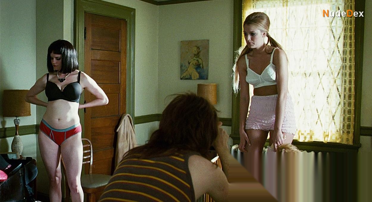 Christin Sawyer Davis in The Private Lives Of Pippa Lee, photo 3