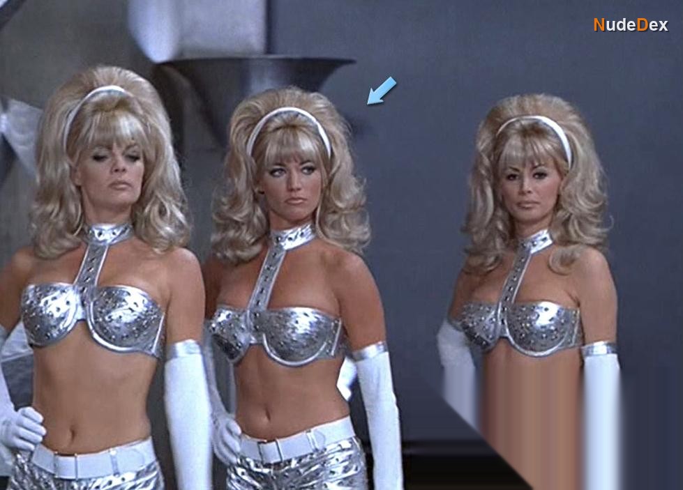 Cindy Margolis in Austin Powers International Man Of Mystery, photo 1