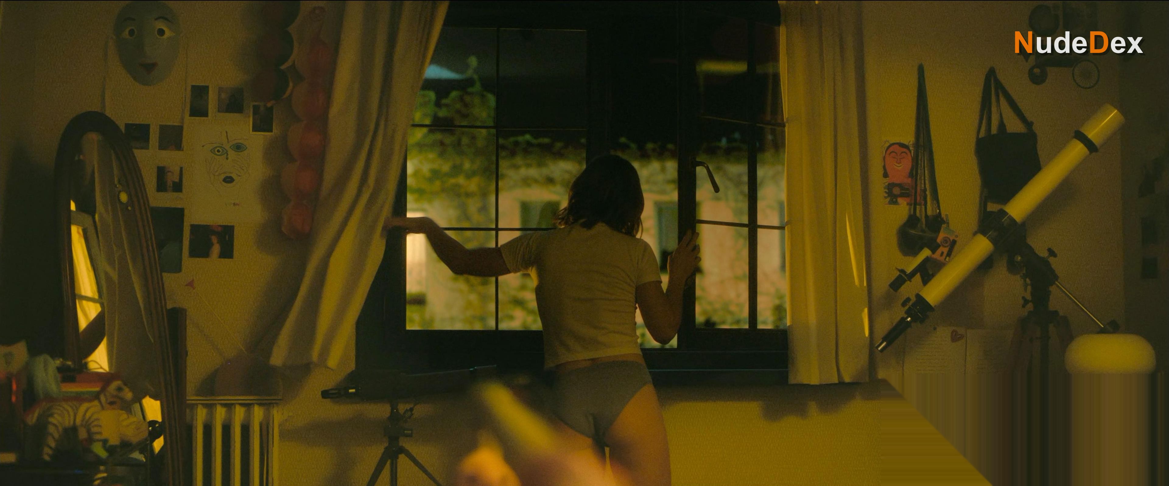 Clara Galle in Through My Window, photo 5