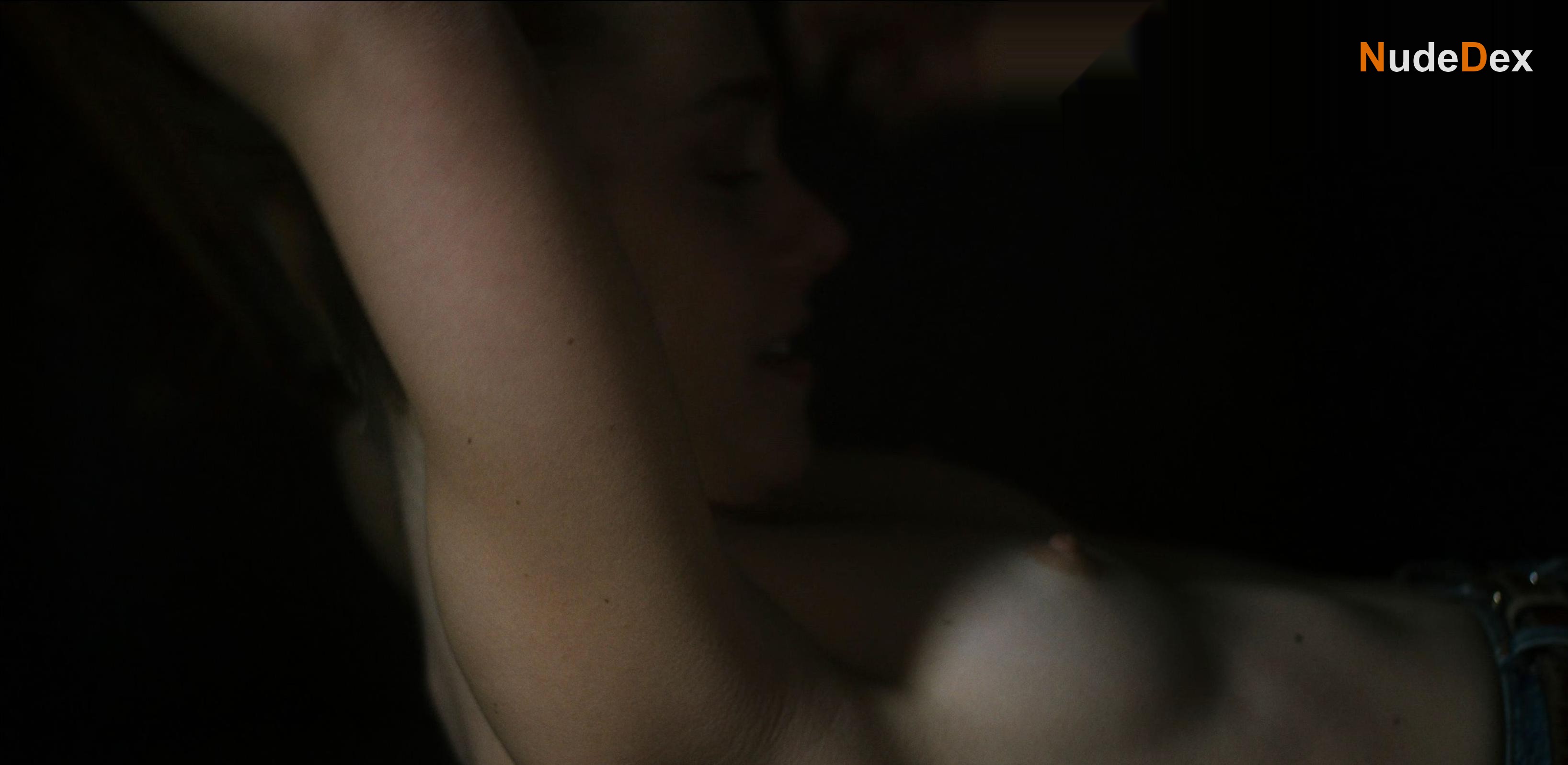 Clara Galle in Through My Window, photo 6
