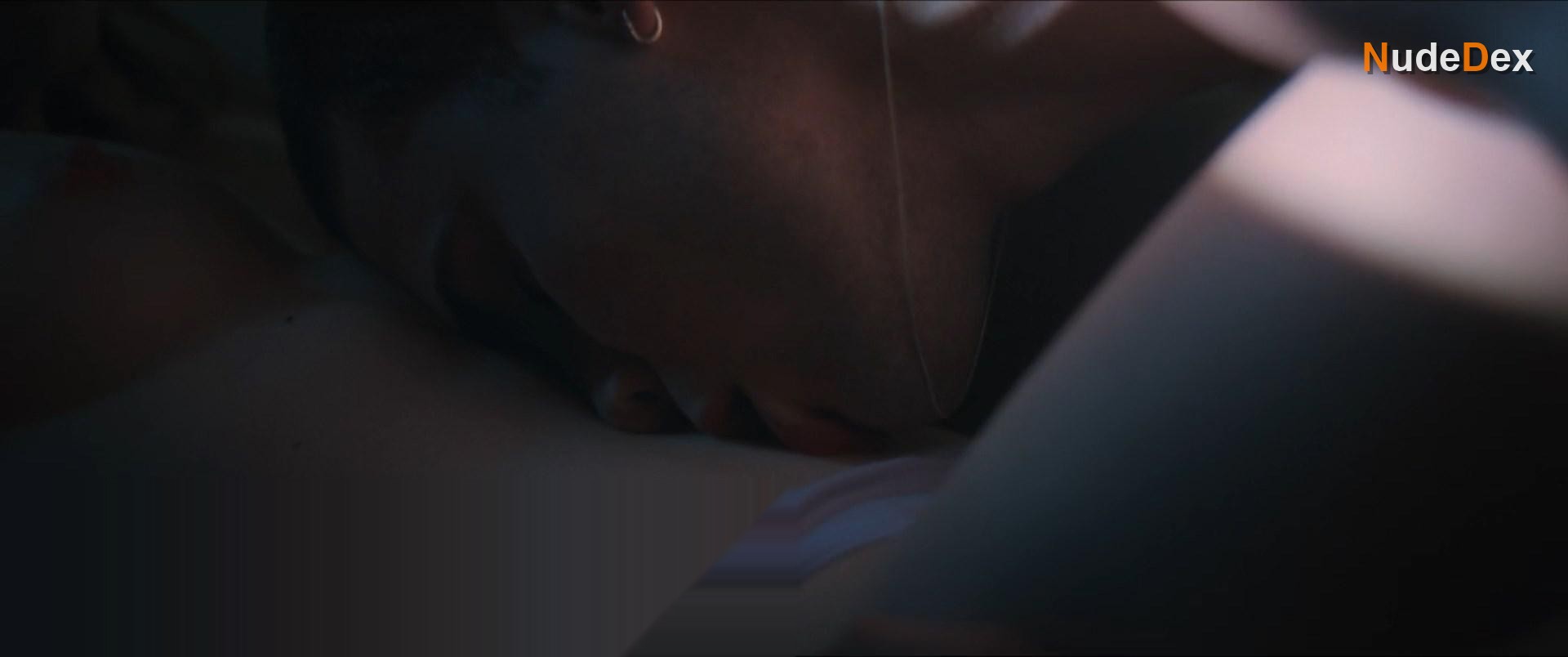 Clara Galle in Through My Window, photo 18