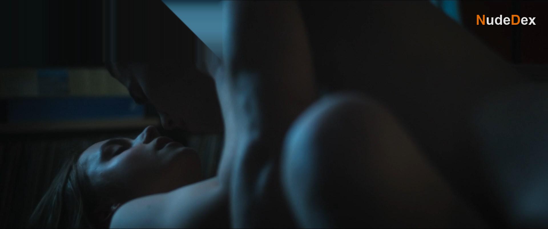 Clara Galle in Through My Window, photo 19