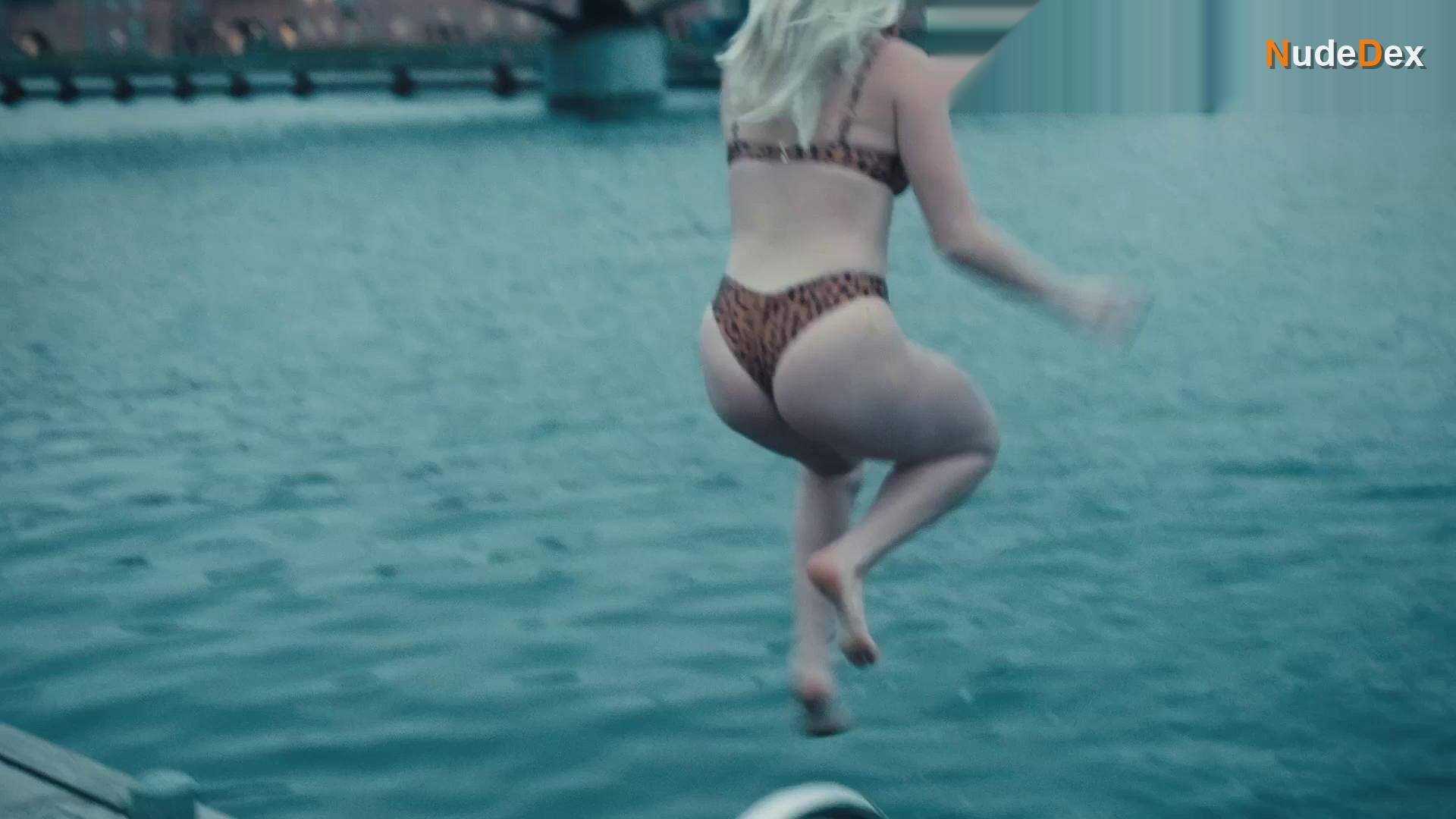 Clara Laderriere in Cocktales, photo 8