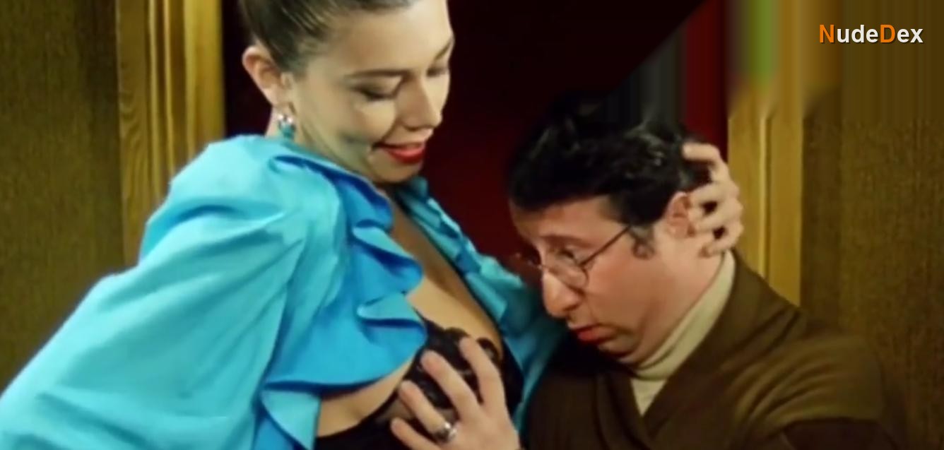 Janet Agren in L'onorevole Con L'amante Sotto Il Letto