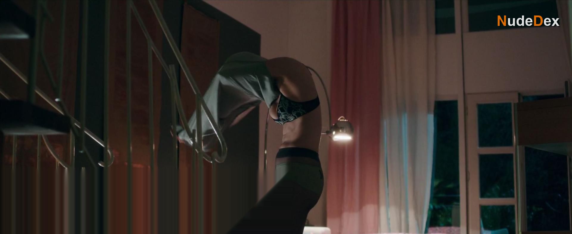 Claudia Eisinger in Too Hard To Handle, photo 4