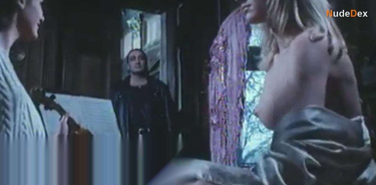 Claudia Pozzi in The Washing Machine, photo 3