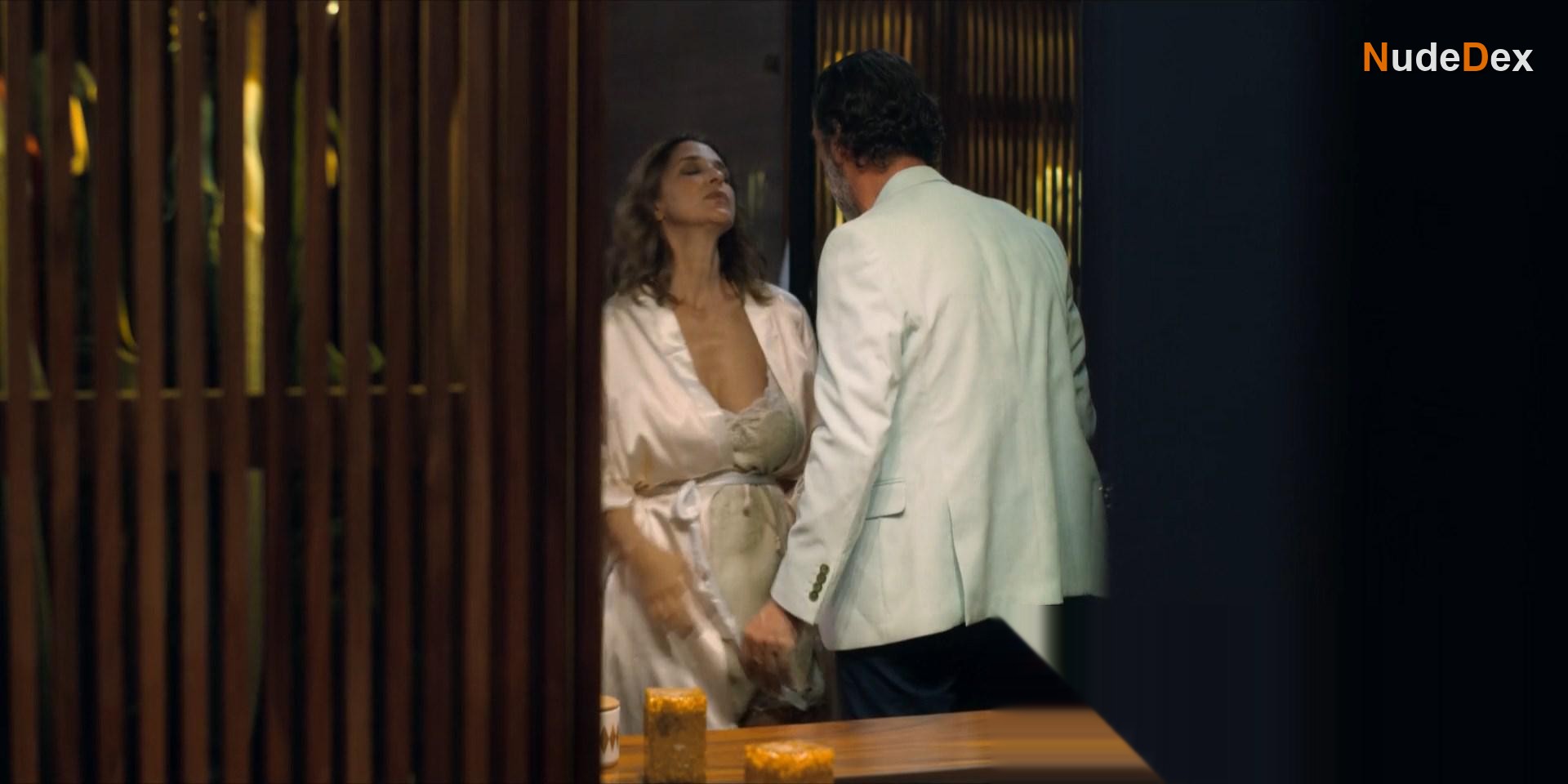Claudia Ramirez in Who Killed Sara?, photo 9