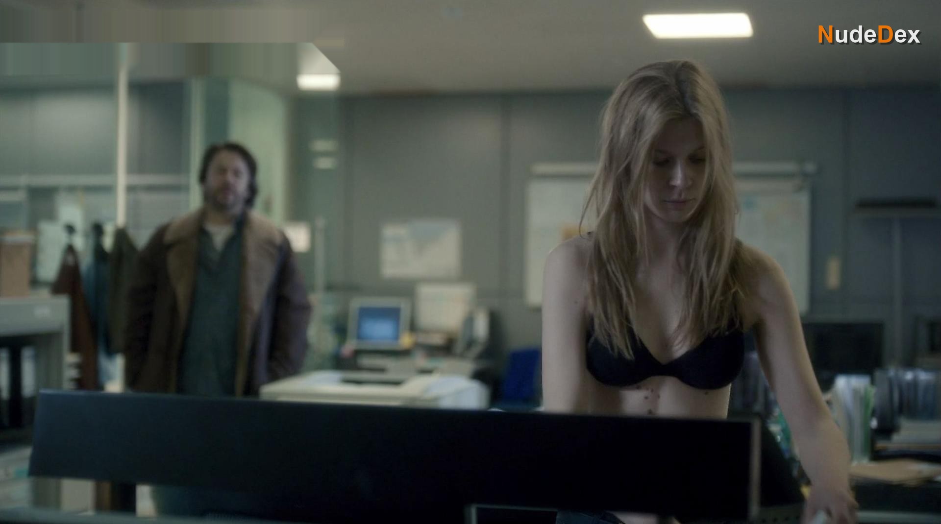 Clemence Poesy in The Tunnel, photo 5