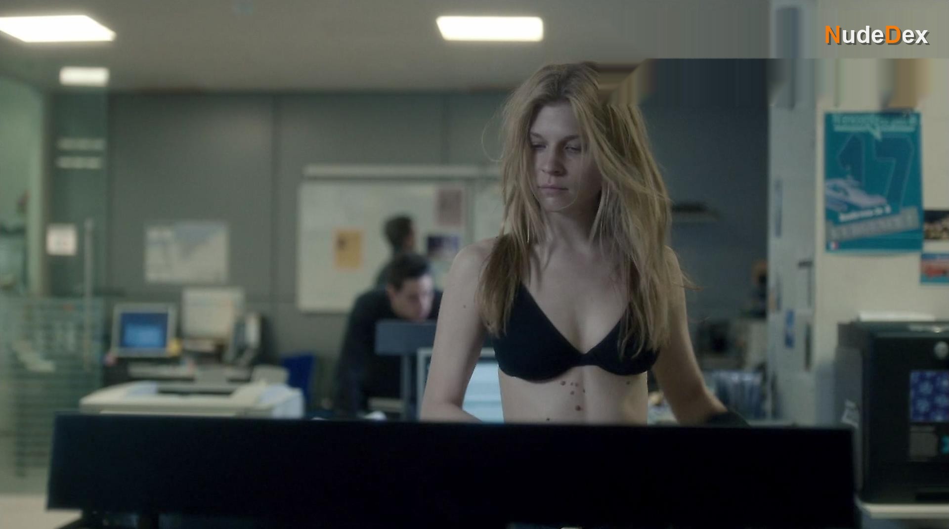 Clemence Poesy in The Tunnel, photo 7