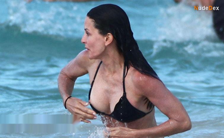 Courteney Cox in Beach Babes, photo 3