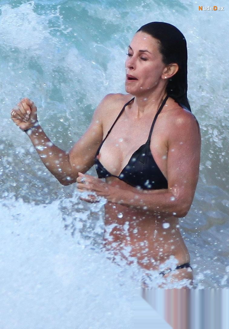 Courteney Cox in Beach Babes, photo 4