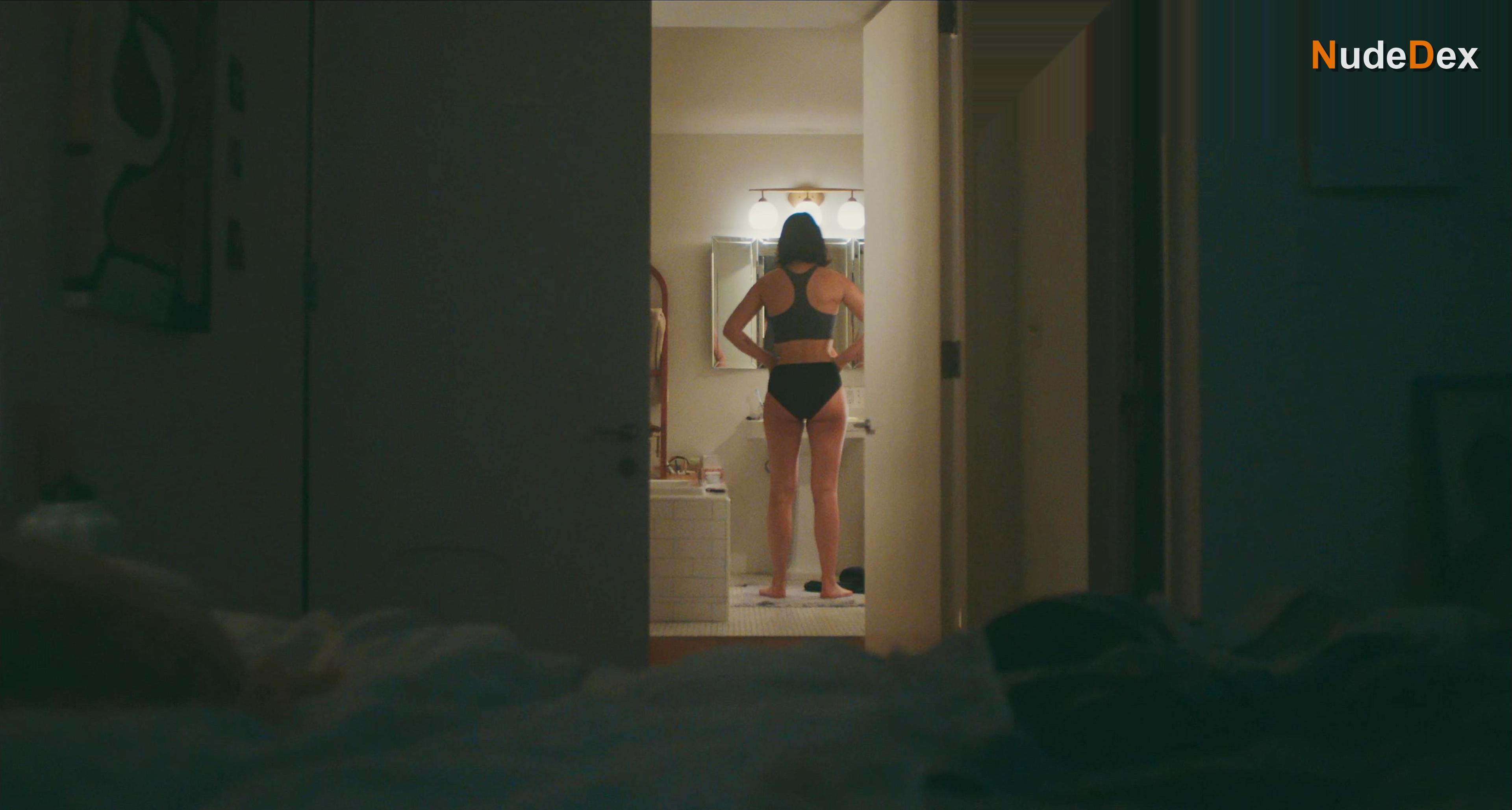 Courtney Eaton in Parachute, photo 4