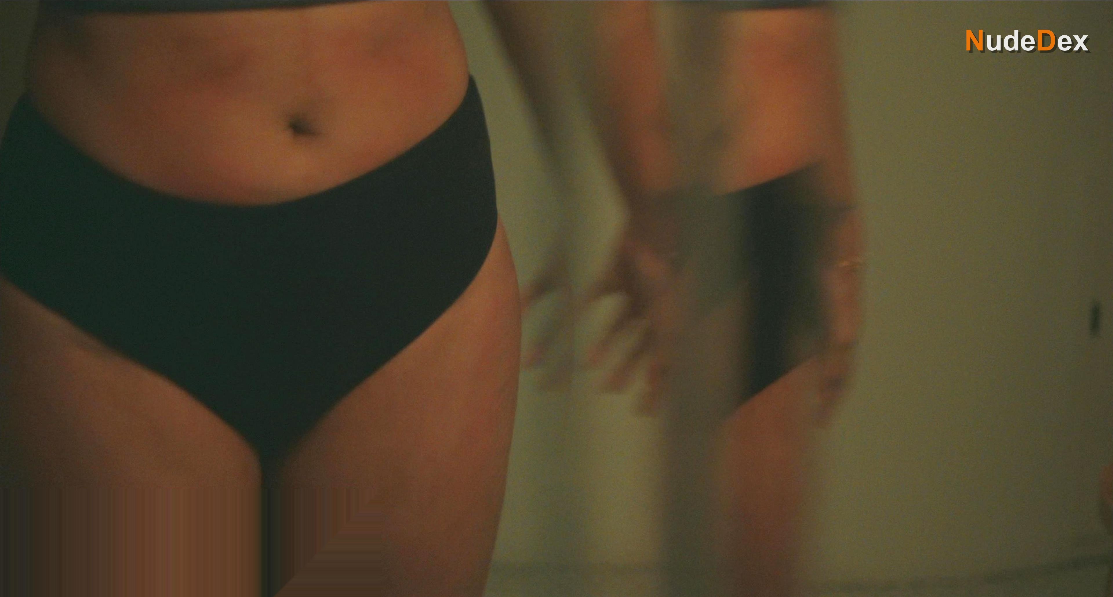 Courtney Eaton in Parachute, photo 5