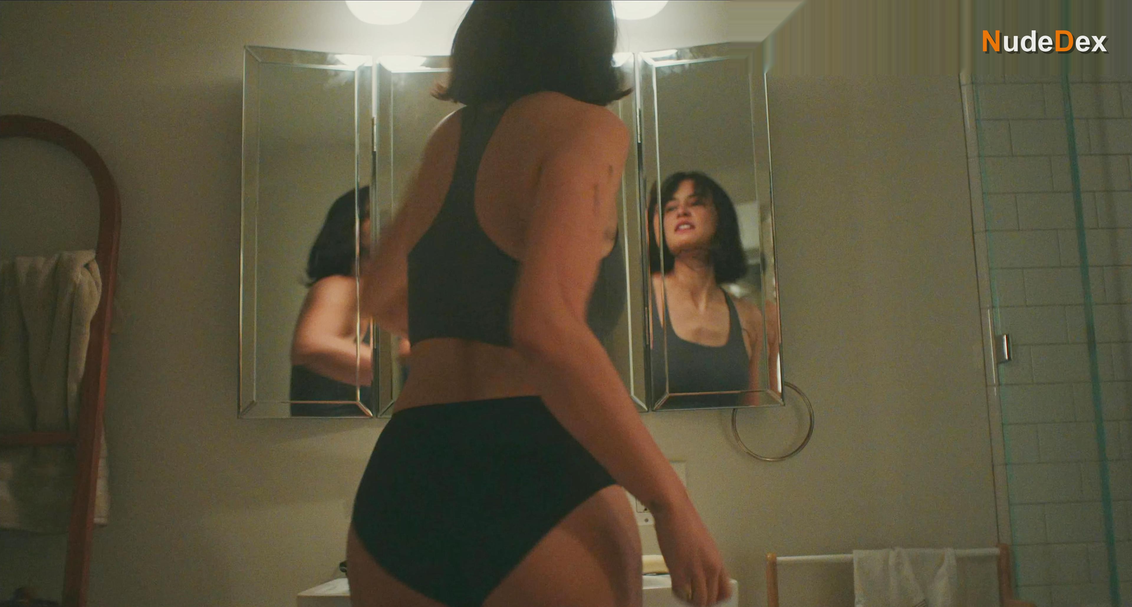 Courtney Eaton in Parachute, photo 6