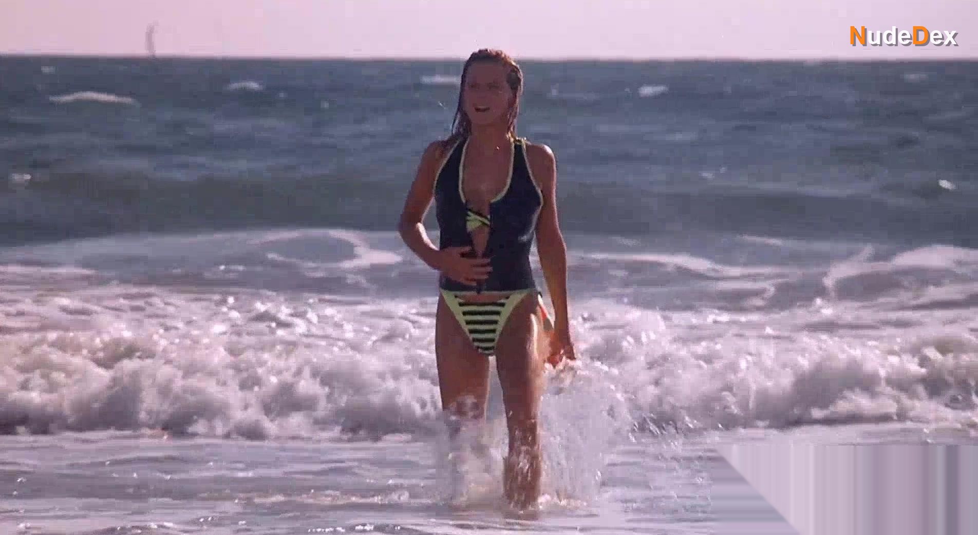 Courtney Thorne-smith in Side Out, photo 18