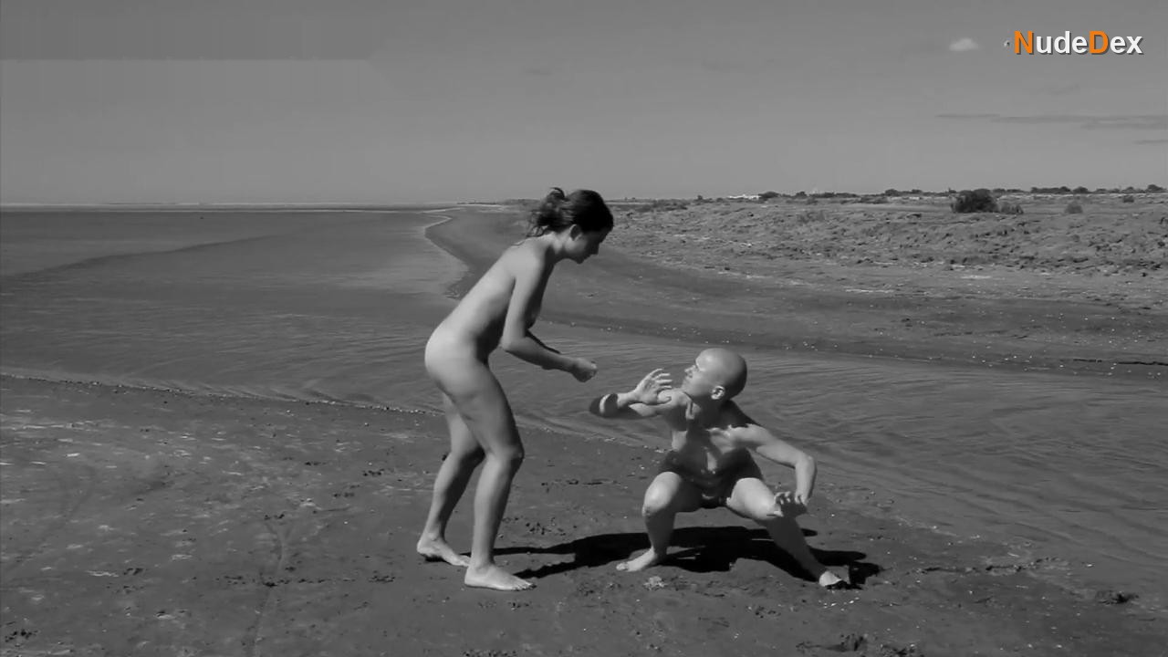 Cristina Nunez in La Vie En Rose, photo 7