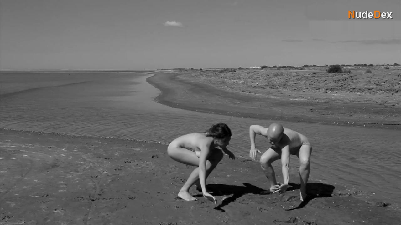 Cristina Nunez in La Vie En Rose, photo 14