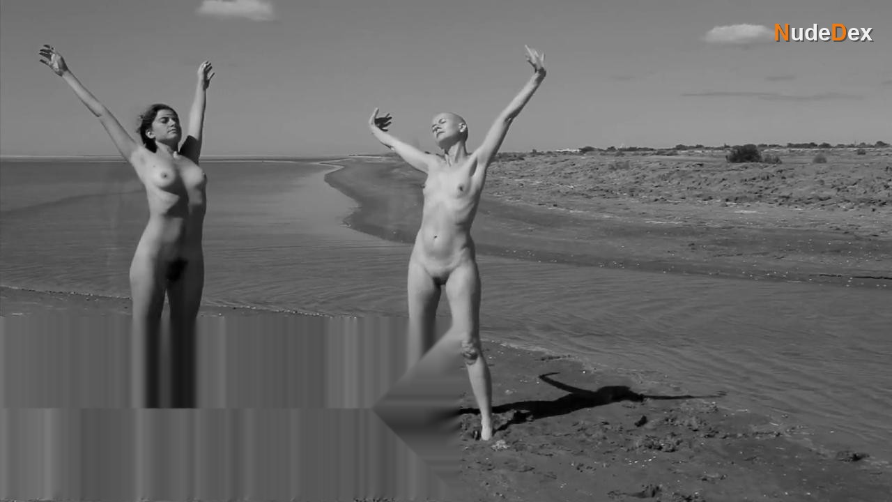 Cristina Nunez in La Vie En Rose, photo 21