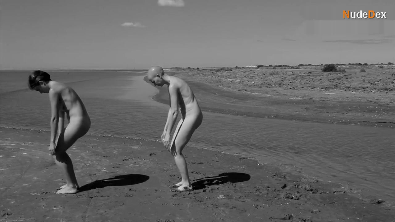 Cristina Nunez in La Vie En Rose, photo 22