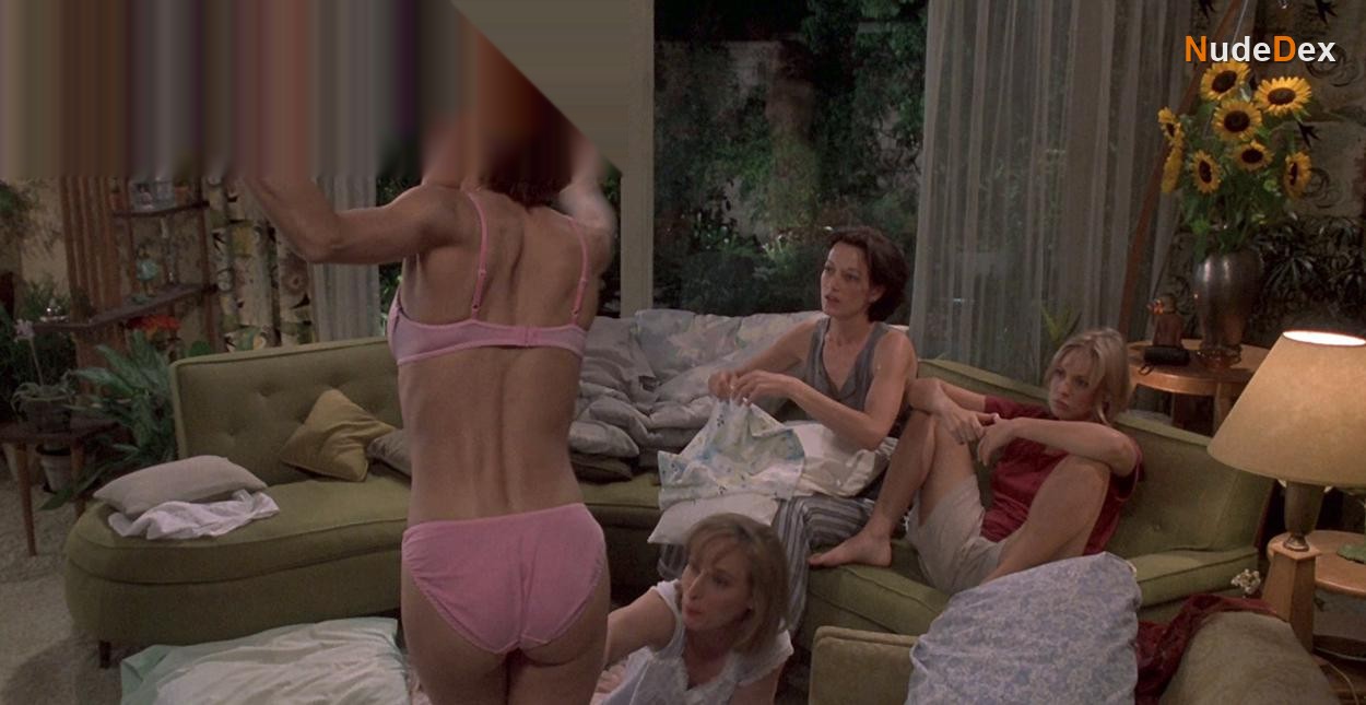 Cynthia Stevenson in Live Nude Girls, photo 4