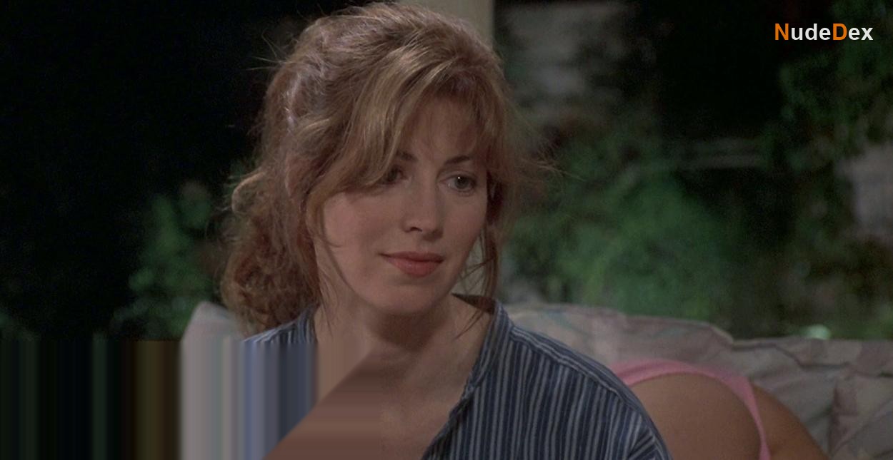 Cynthia Stevenson in Live Nude Girls, photo 5