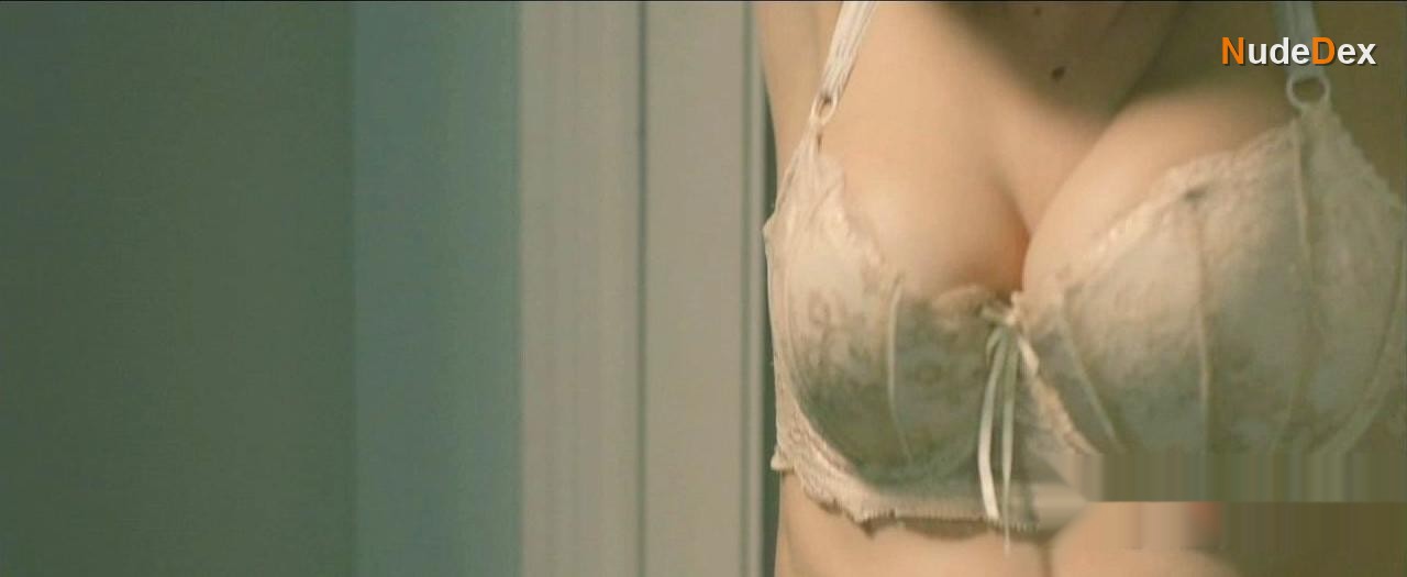 Daisy Lowe in Confine, photo 1