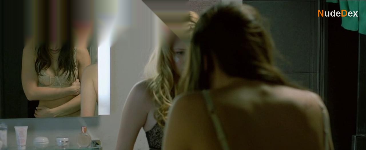 Daisy Lowe in Confine, photo 3