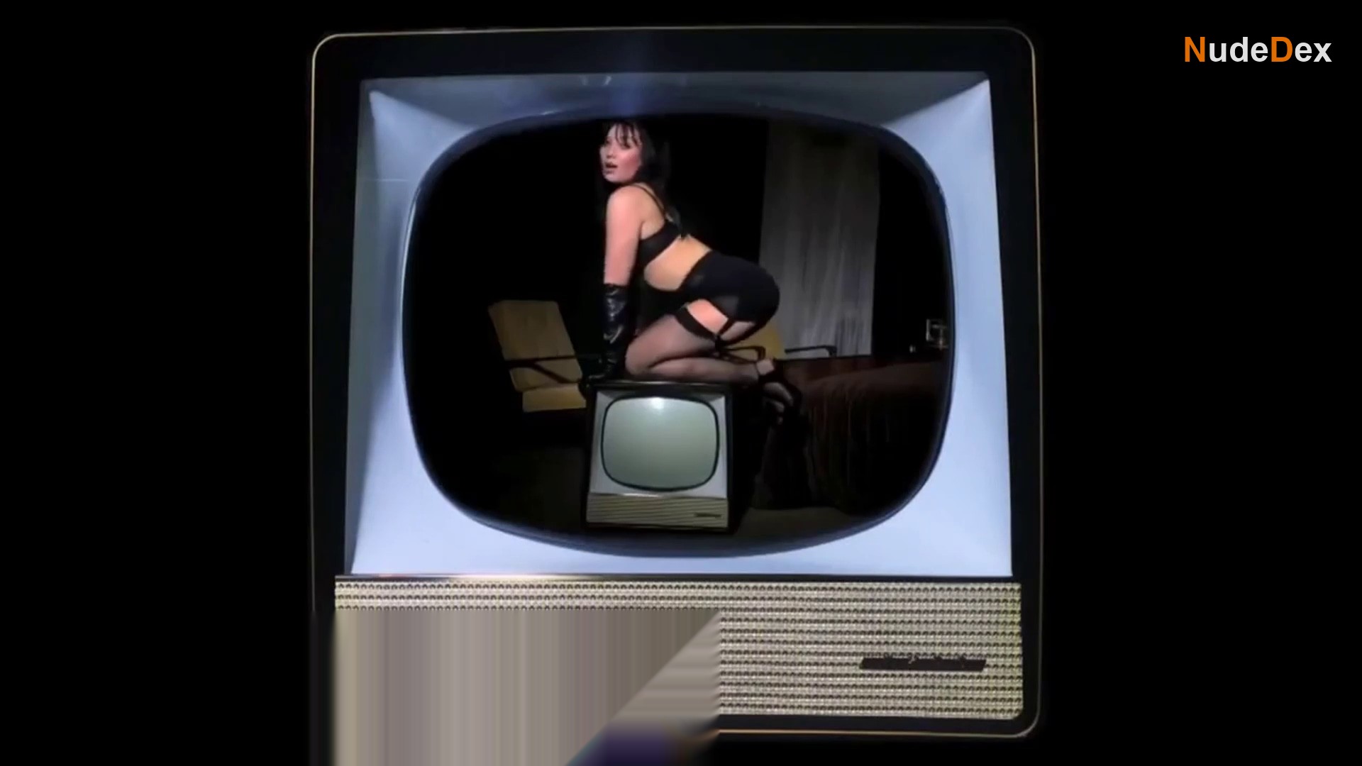 Daisy Lowe in Love Advent, photo 17