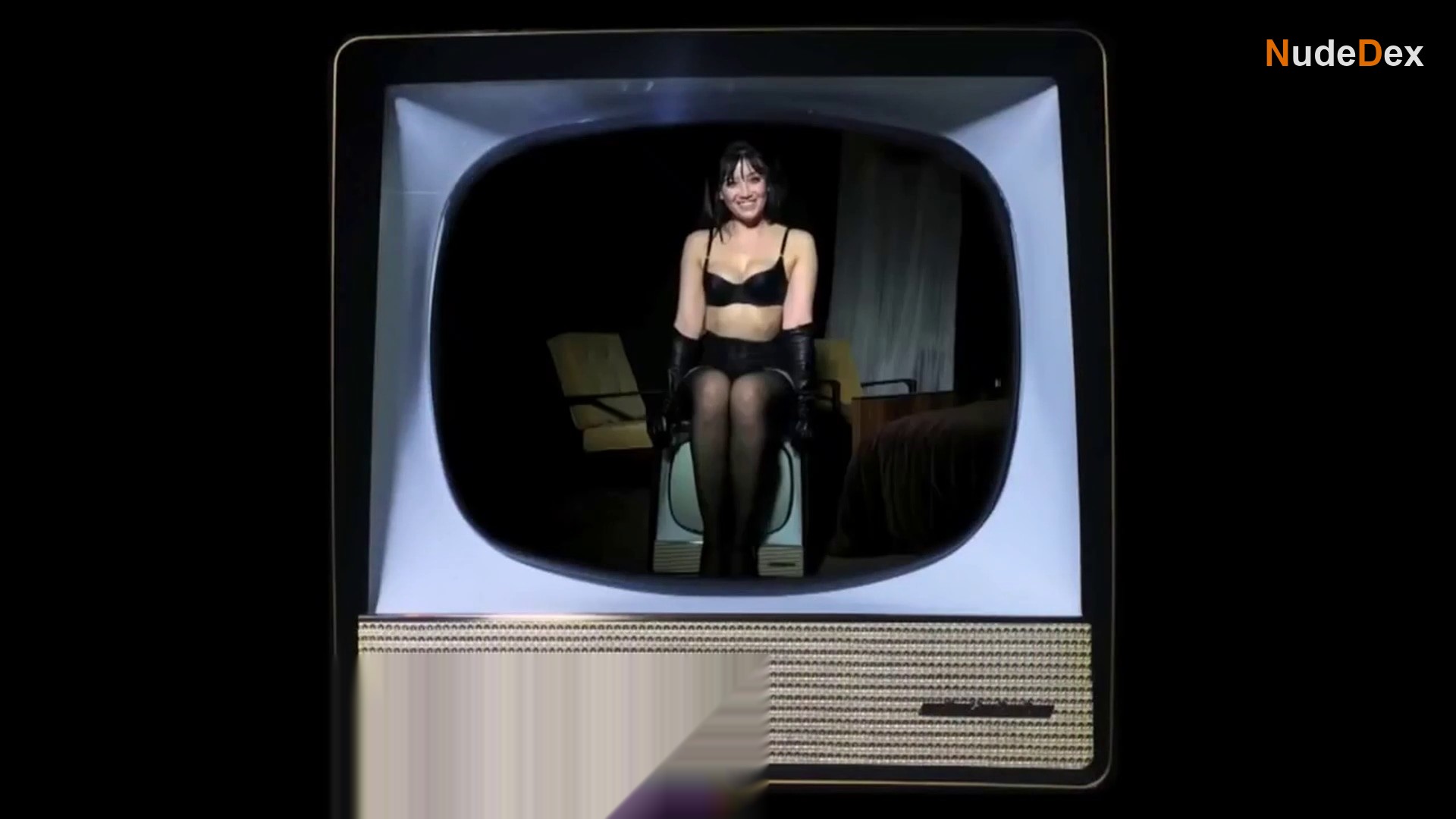 Daisy Lowe in Love Advent, photo 19