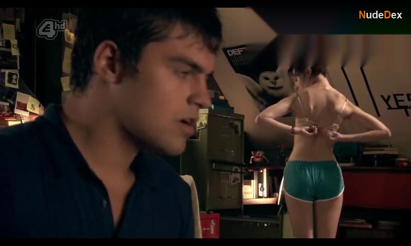 Dakota Blue Richards in Skins, photo 2