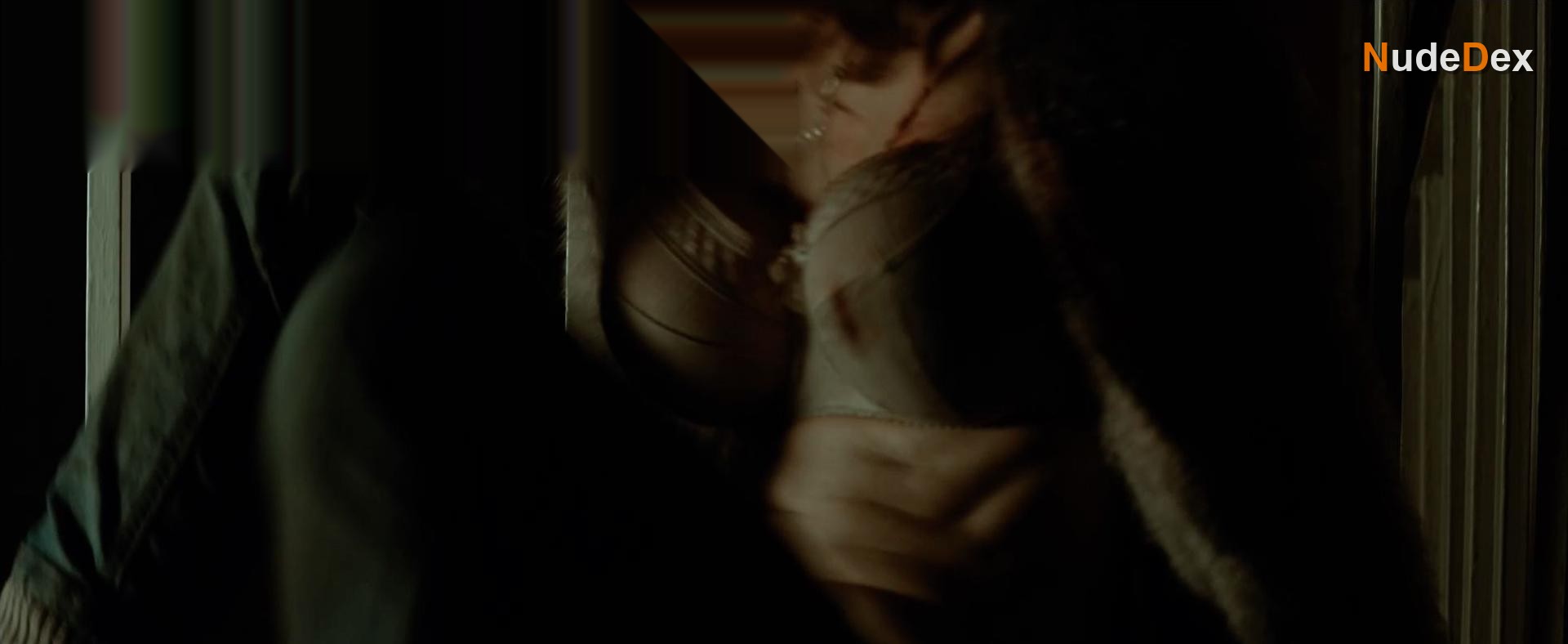 Dakota Blue Richards in The Quiet Hour, photo 4
