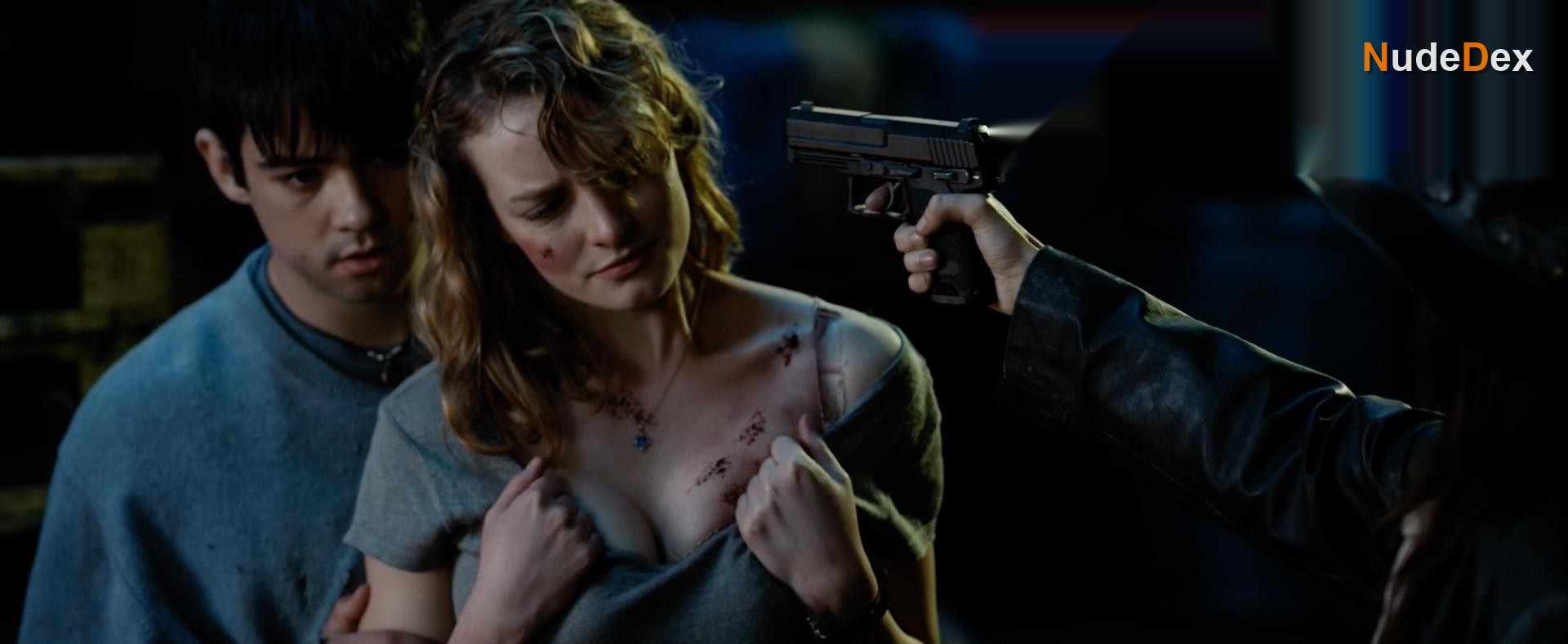 Dakota Blue Richards in The Quiet Hour, photo 5