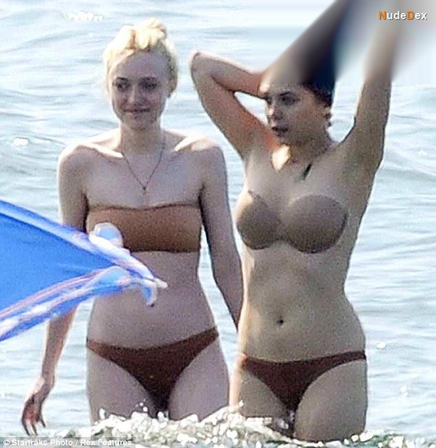Dakota Fanning in Beach Babes, photo 1